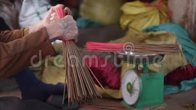 越南妇女<strong>称重</strong>、打包并拿出新制作的香棒运往商店。 生产制造